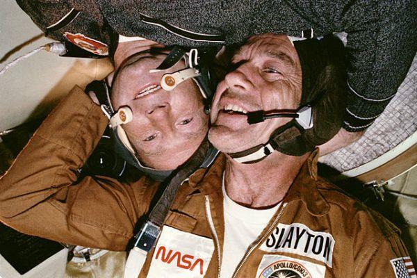 Ikonická fotka s prvního setkání Alexeje Leonova (hlavou dolů) s Donaldem Slaytonem (kredit: NASA)